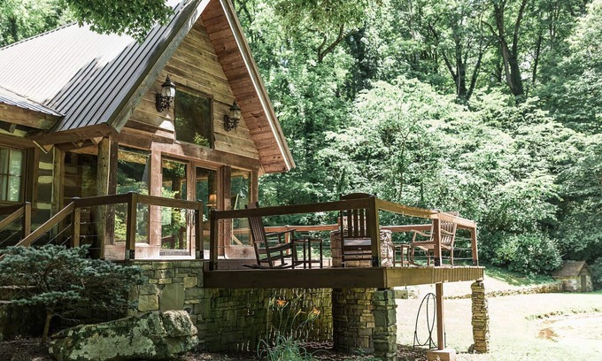 Knoxville Cabin | Breathtaking Log Cabin at The Stables at Strawberry Creek