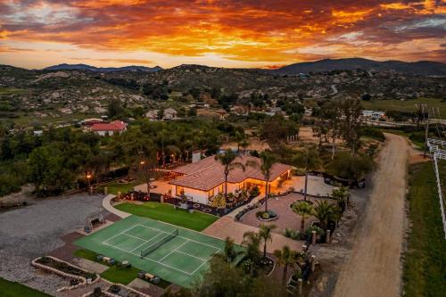 Temecula House | Breathtaking Meadows by AvantStay Temecula Group Retreat Pool Pickleball Firepit Hot Tub