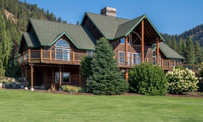 Leavenworth Cabin | Breathtaking mountain retreat minutes away from historic downtown.