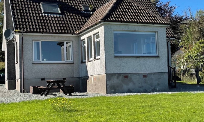 Broadford House | Breathtaking Sea & Mountain Views ,Family & Dog-Friendly ,Walk to Village