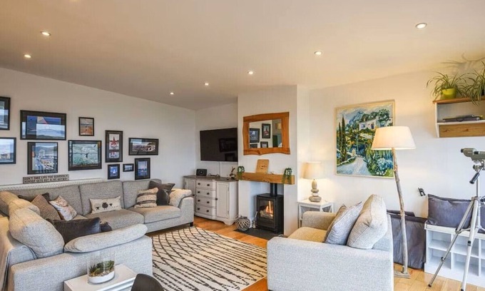 Aberdovey House | Breathtaking Sea Views from this Aberdovey Home - with Free Beach Car Park Pass!