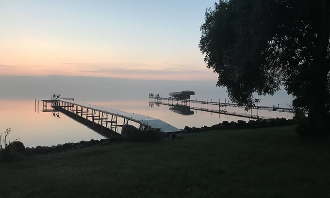 Fond du Lac House | Breathtaking sunrises - 15 min from EAA, Walleye Weekend!