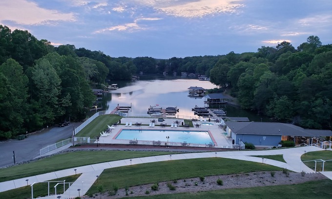 North Shore Condo | Breathtaking Sunset Views Over Smith Mountain Lake offers no stairs to condon