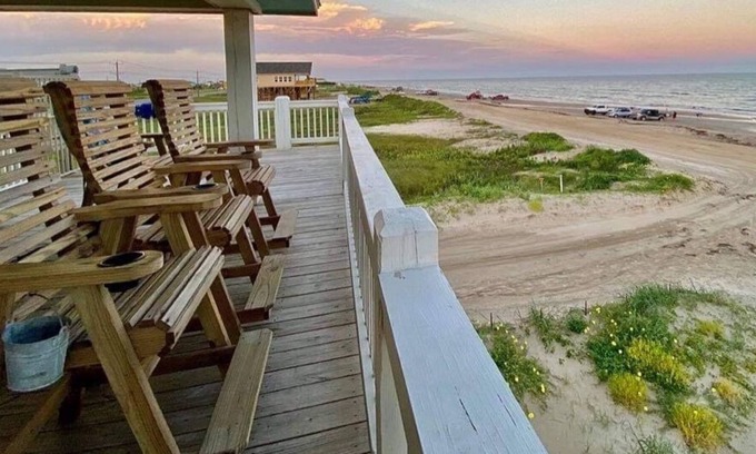 Gilchrist House | BREATHTAKING VIEW! Beachfront Rental - EV Charging-SHORE BEATS WORK!