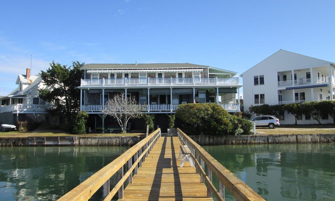 Wrightsville Beach Cottage | Breathtaking views. WATERFRONT, PRIVATE PIER, BOAT DOCK, FREE WiFi, PARKING,AC