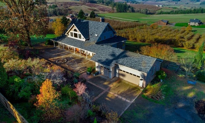 Newberg House | Breathtaking Valley Views, Pet Friendly, Huge Deck, Fire-Pit, Air Hockey, Ping Pong, Near Vineyards