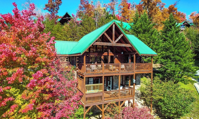 Black Bear Falls Cabin | Breathtaking Views, Luxury Cabin, Hot Tub & Near Top Attractions!