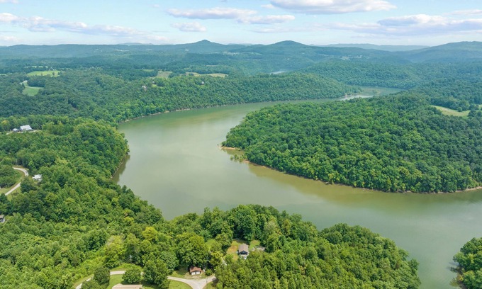 Byrdstown House | Breathtaking Views of Dale Hollow Lake