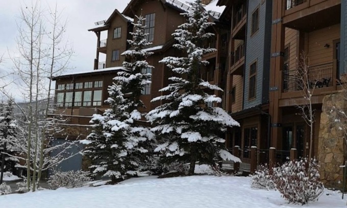 Breckenridge Resort | Breckenridge Grand Lodge Resort on Peak 7 - Spring Skiing/Snowboarding Vacay