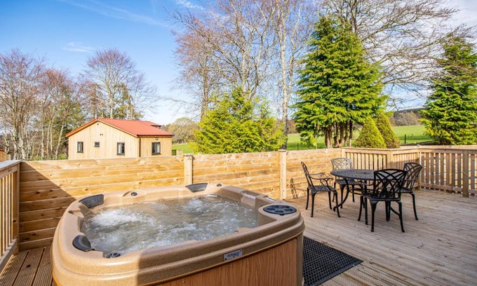 East Lewiston Apartment | Breckland House with Hot Tub