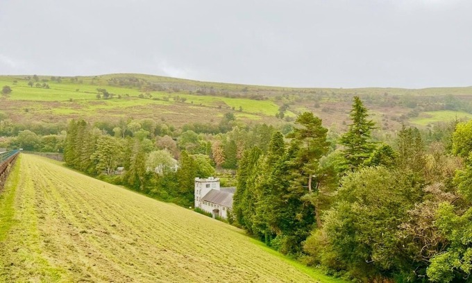 Pontsticill House | Brecon Beacons Cottage with Cinema Room, Sleeps 5
