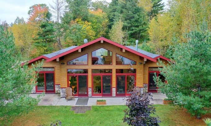 Hayward House | Breezy Bay Beach On Round Lake