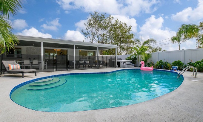 Anona House | Breezy Blue-Pool, Hot Tub, Minutes to Beach, Games