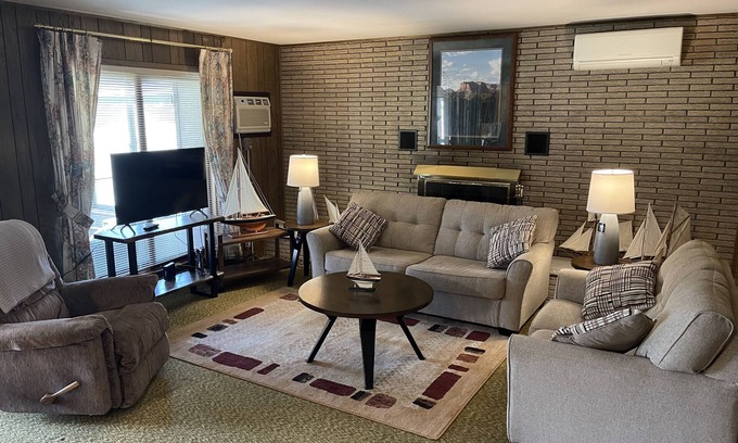 Caseville Cottage | Breezy Flamingo- Lake view