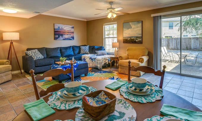 Wright House | Breezy Fort Walton Townhome ~ 5 Mi to Beach!