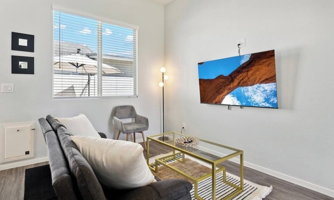 Casa Grande Apartment | Breezy Modern House in Canopy at Cottonwood