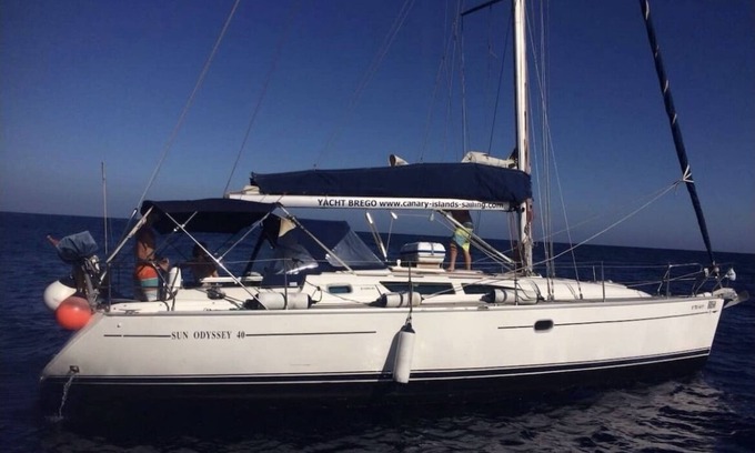Santa Cruz de Tenerife Boat Rental | Brego. Velero Para Alojamiento En el Centro de Santa Cruz