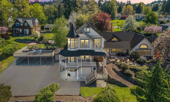 Tracyton House | Bremerton Victorian Home w/Modern Amenities