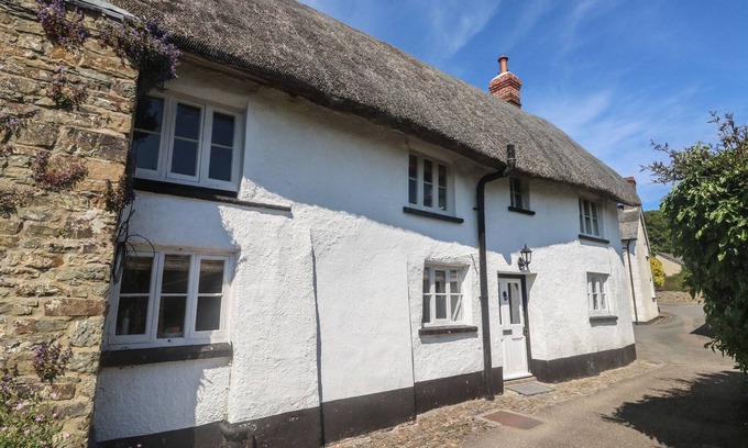 Kings Nympton Cottage | BREWERS COTTAGE, pet friendly, with open fire in Kings Nympton