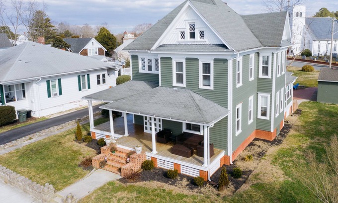 Berlin House | Brewhouse on Main - sleeps 10 - walk to downtown shops / bars / town events.
