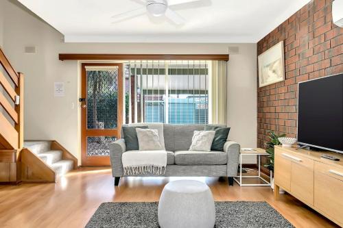 Glenelg North House | 'Brick Tides' Experience the Serene Glenelg North