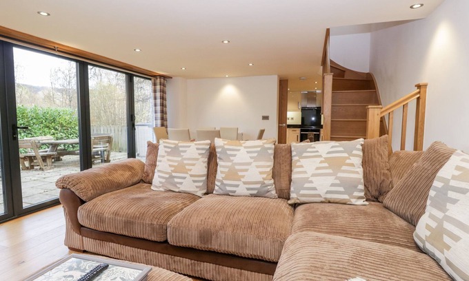Newby Bridge Cottage | BRIDGE COTTAGE, family friendly, with a garden in Newby Bridge