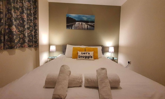Basingstoke House | Bridgecity 3 BR Lehar retreat in Basingstoke