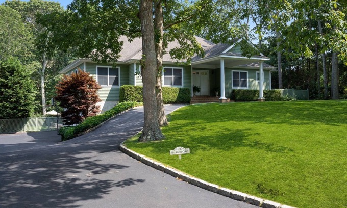 Bridgehampton House | Bridgehampton gem in private community- 1 mile from the village