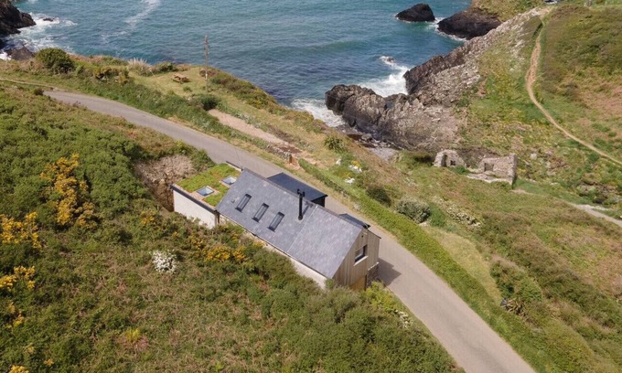 Trefin Cottage | Bridgend Cottage · Cliff-top Cottage on Coast Path w/Panoramic Views