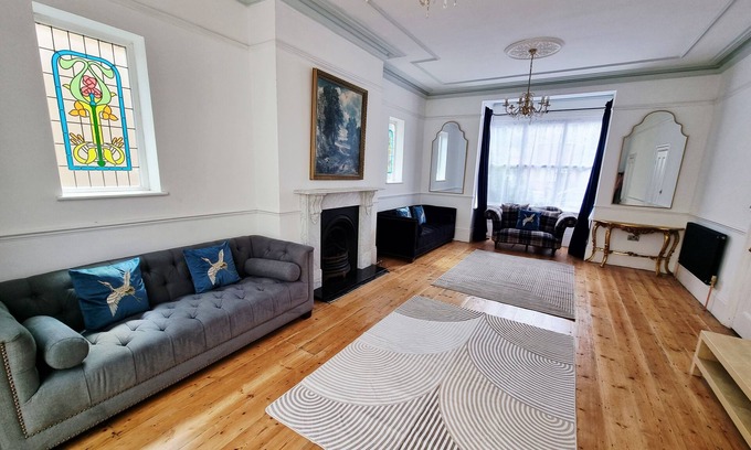 Gravesend House | Bridgerton House - Detached 5-bedroom Property