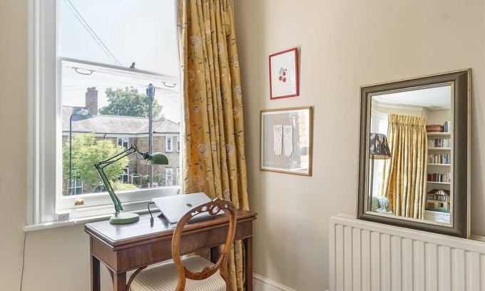 Walthamstow Apartment | Bridgerton inspired 1 bed apartment, 5 mins to Walthamstow village and tube.