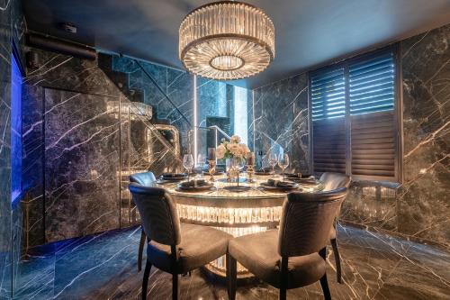 Blackburn House | Brierley Club Hideaway Chic 7 Star Retreat