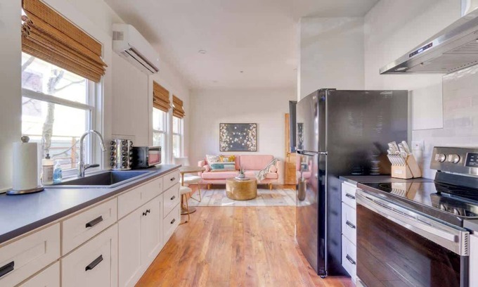 Uptown Apartment | Bright 1BR Walk to Coffee, Food & Shopping