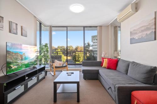 Wentworth Point Apartment | Bright 2-Bed Apartment Near Wentworth Point Sights