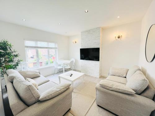 Enfield Lock Apartment | Bright 2-bed Flat - 1 Min To Enfield Lock Station!