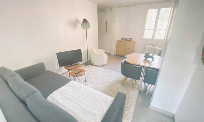 Cote Pavee Apartment | Bright 2-bedroom apartment