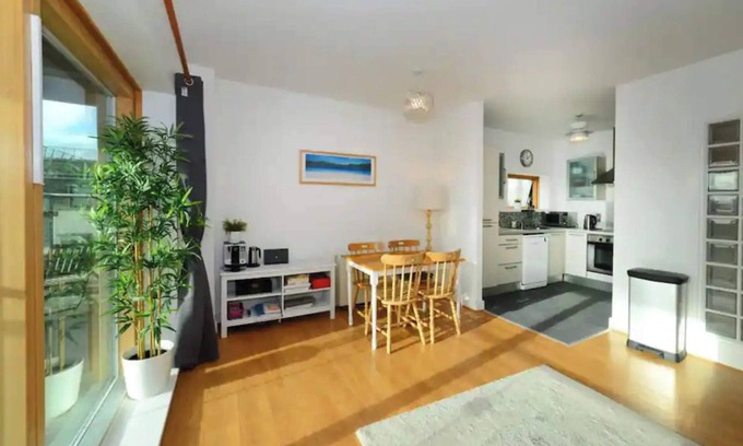 Dublin Apartment | Bright 2BD Flat With Private Balcony - Dublin