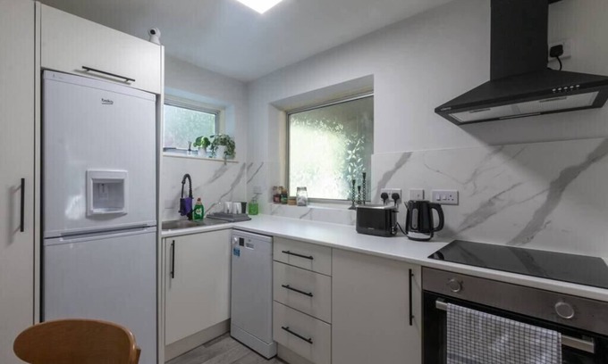 Crawley Apartment | Bright 2BD Maisonette Near Gatwick Airport
