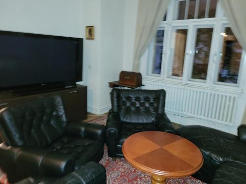 Andel Apartment | Bright 2BDR sleeps 8 near center M1