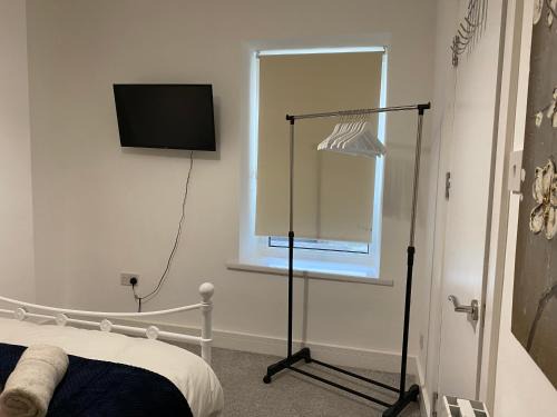 Bridgend Apartment | Bright 2BR Sleeps 6 - Bridgend Centre Train Link