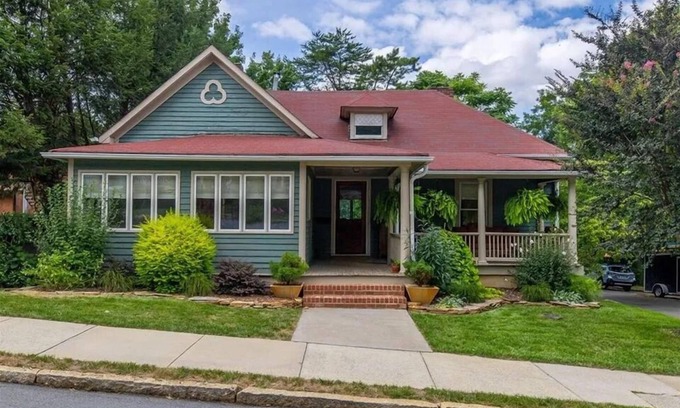 Winston - Salem Cottage | Bright & Airy 1910 Cottage with 2 King Master Suites! Updated! Close to campus!