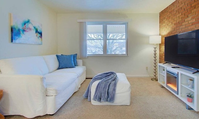 North Canton Apartment | Bright & Airy 1BR near Hall of Fame/Hwy/Airport