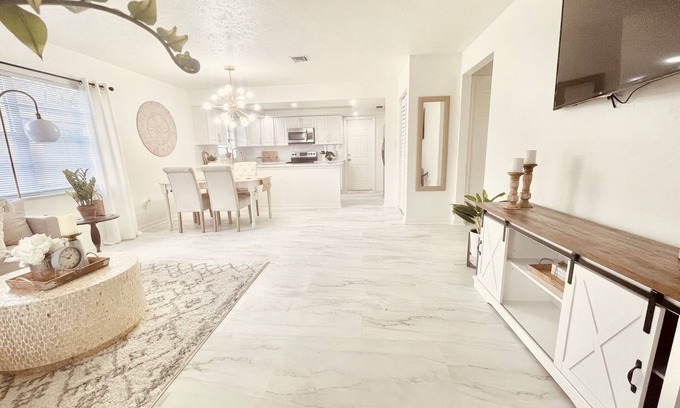 Pelican House | Bright & Airy 2bed 2bath home near downtown/Weekly and monthly discounts!