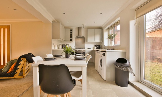 Llanishen Apartment | Bright & Airy 3-Bed with Parking