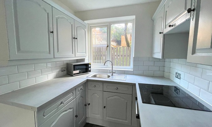 Sheffield House | Bright & Airy 3BR Home with Parking