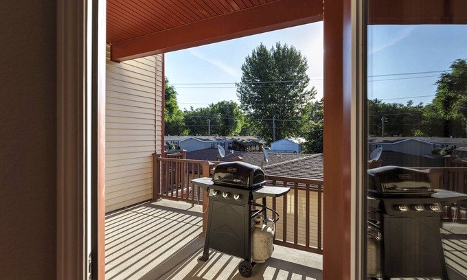 Missoula Apartment | Bright, airy, contemporary row home located in Orchard Home