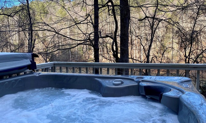 Ferguson Cabin | Bright and Airy Mountain Cabin, Hot tub, Pet Friendly, WiFi, Fireplace