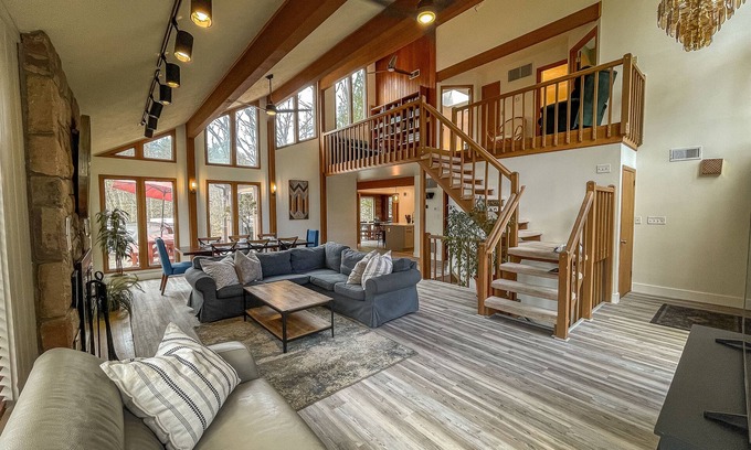 Bushkill House | Bright and Beautiful - 8 person Jacuzzi, fireplace, wifi, fully stocked kitchen