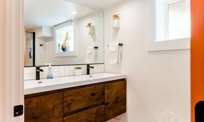 University Park Apartment | Bright and Beautiful One Bedroom Apartment