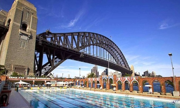 McMahons Point Apartment | Bright and Breezy Harbour Views at McMahons Point